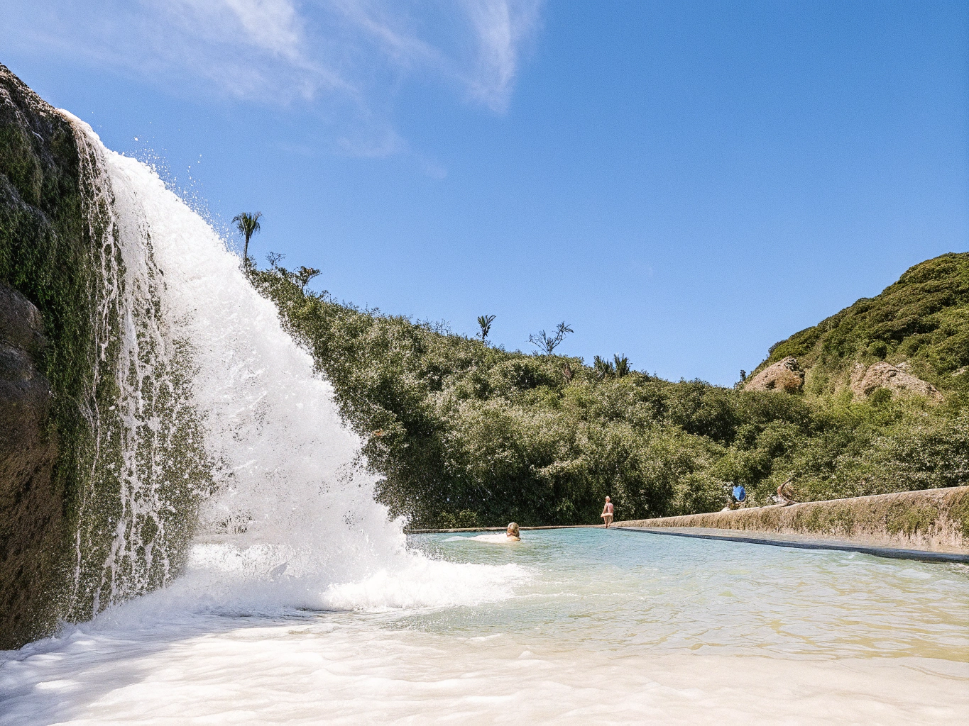 Aktywny wypoczynek: canyoning, surfing i rejsy z obserwowaniem delfinów