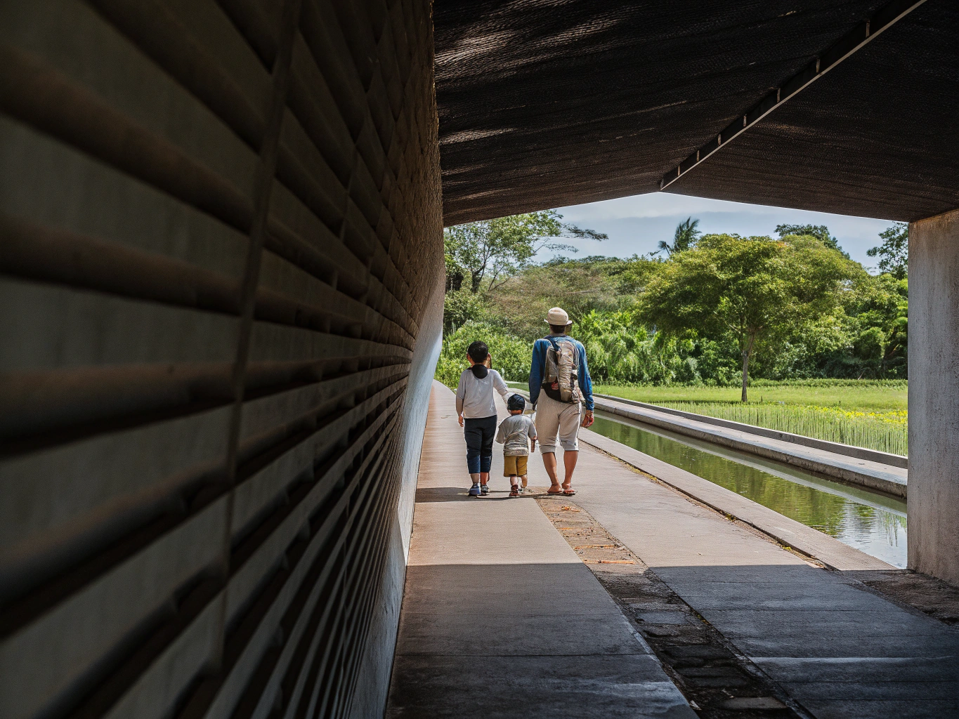 Rodzinne wędrówki lewadami: płaskie szlaki wzdłuż kanałów irygacyjnych